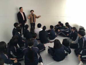 渡辺元佳と空山雅一（アルケミスト）が美唄市立東中学校にて「音×空間」の体験会を開催